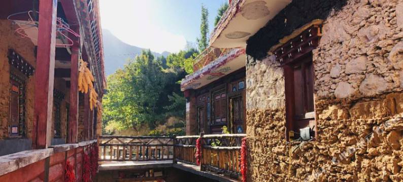 丹巴甲居金花驿站图片