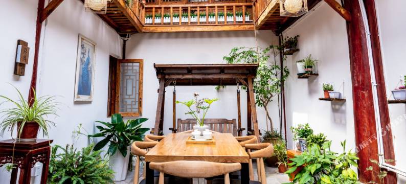 阆中步月居孔雀主题民宿图片