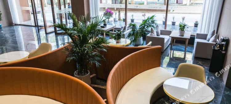 兰庭瑞希·Quality Travel设计师酒店(机场大道罗布林广场店)图片