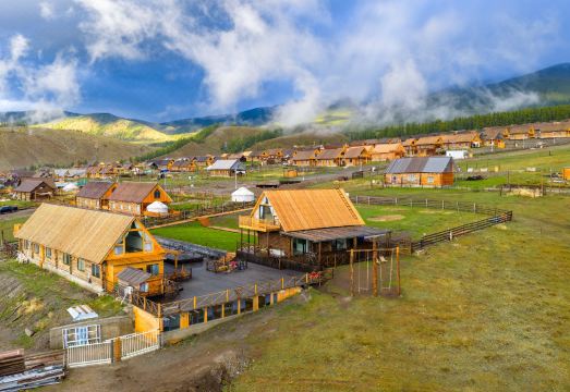 葡萄·牧时隅8648°民宿（白哈巴景区店）外景图