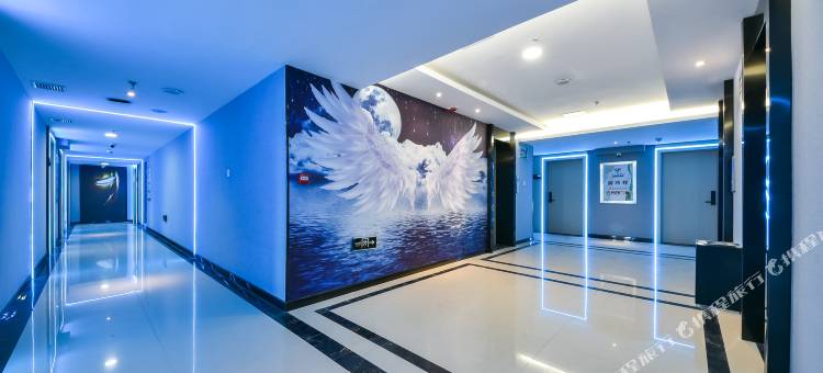 叶与晨电竞电影酒店(石家庄新石中路店)图片