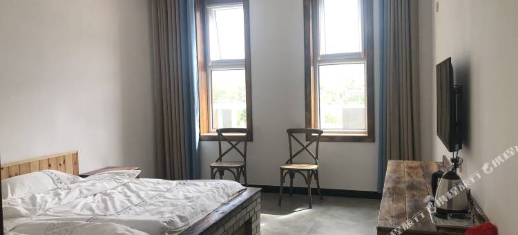 嘉峪关红色主题客栈图片