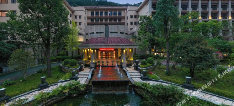 海螺沟贡嘎神汤温泉酒店图片