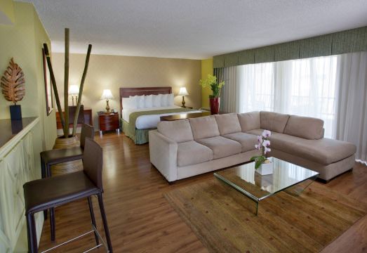 Ramada Plaza by Wyndham Waikiki Hotel Overview