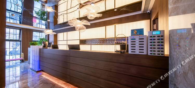 力曼解百纳酒店(烟台山景区火车站店)图片