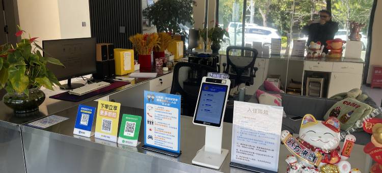 禄劝山海鲸电竞酒店图片
