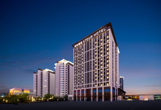 呼和浩特内蒙古政府敕勒川大街亚朵酒店外景图