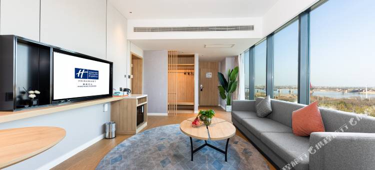 南昌方大智选假日酒店(红谷滩南昌舰主题公园店)图片