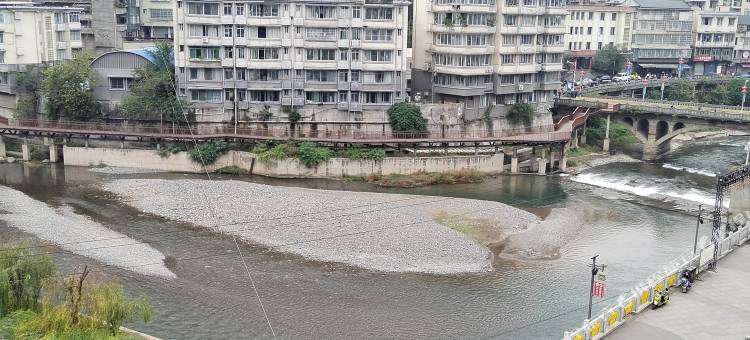 东森假日酒店(峨边步行街店)图片