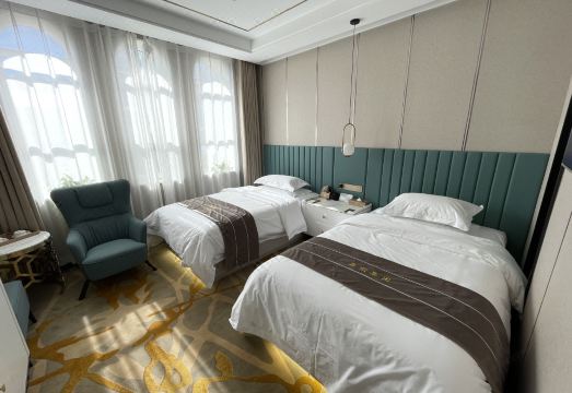 Holiday Inn Xingang Hotel Overview