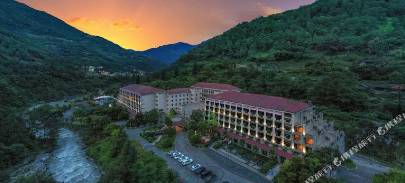 海螺沟贡嘎神汤温泉酒店图片