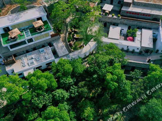 井陉右见果然民宿