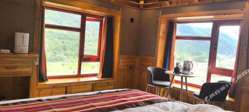 贡嘎山上木居央廓尔仓民宿图片