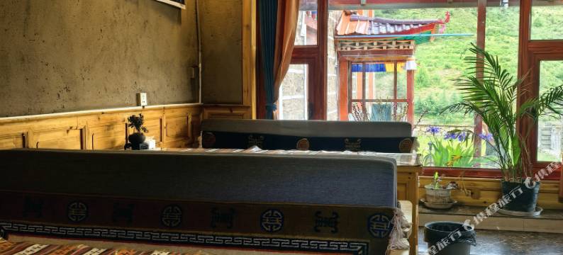 贡嘎山上木居央廓尔仓民宿图片