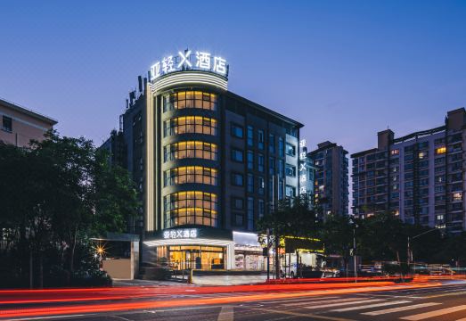 上海大华新村路地铁站亚轻X酒店外景图