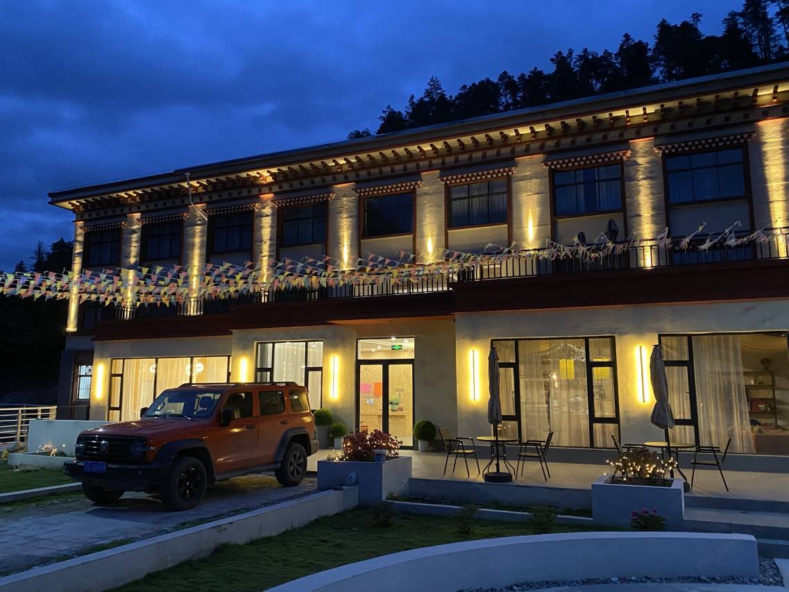 朗秋泊岸山居图片