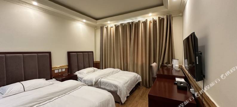 宝兴鸿山鼎大酒店图片