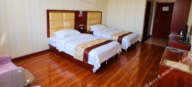 大柴旦华庭商务宾馆(翡翠步行街店)图片