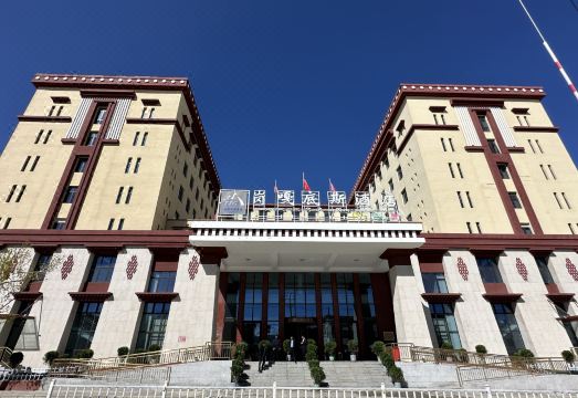 札达岗嘎底斯酒店外景图