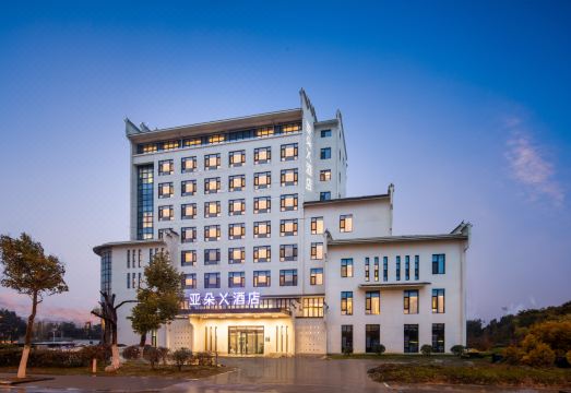 镇江金山寺景区长江路亚朵X酒店外景图