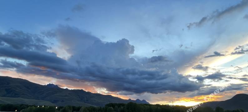 红山行大酒店(甘孜县317国道雅砻湿地公园店)图片