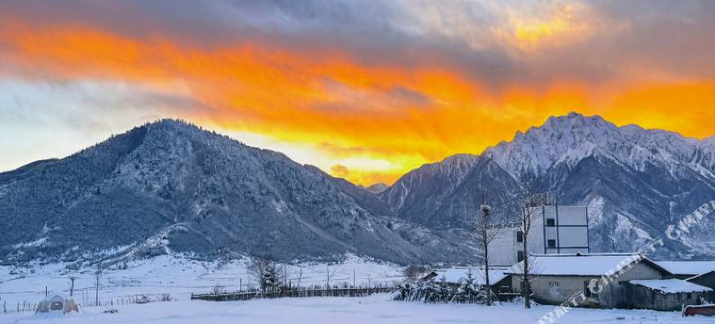 冶勒湖漫途山居民宿图片