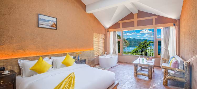 泸沽湖德央度假山庄图片