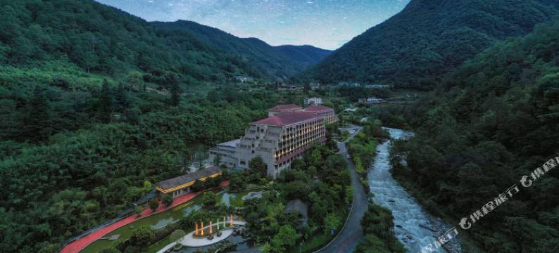 海螺沟贡嘎神汤温泉酒店图片