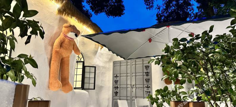 小熊在河边的小院子图片