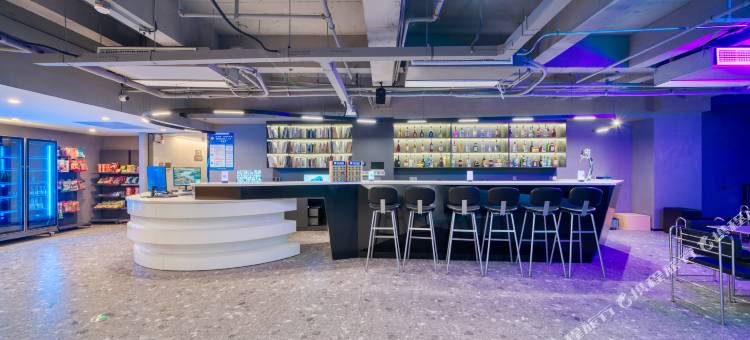 旅小二青年酒店(西湖湖滨定安路地铁站店)图片