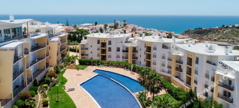 海景公寓，设有 3 个宽敞的露台、2 个游泳池和网球场(BnB Homes Ocean View Apartment with 3 Spacious Terraces, 2 Swimming Pools & Tennis Court)图片