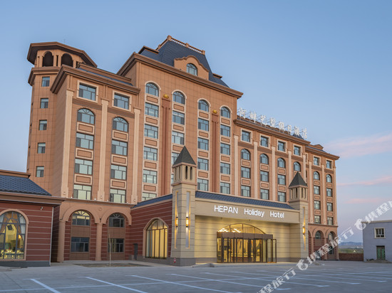 布尔津河畔艺墅假日酒店