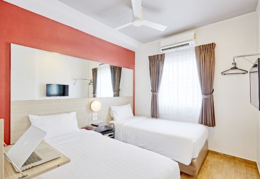 曼谷阿索克简易星球酒店外景图