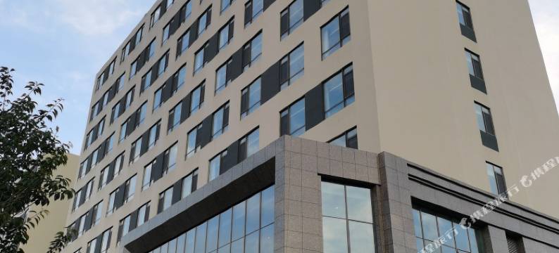 青岛福州路樱花小镇亚朵酒店图片