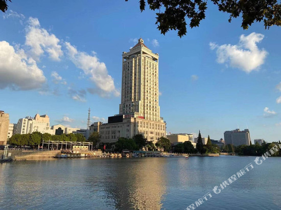 南通濠河时尚酒店(濠河风景区和平桥地铁站店)