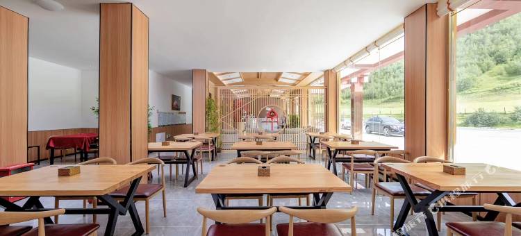 花美时酒店(甘孜道孚八美镇店)图片