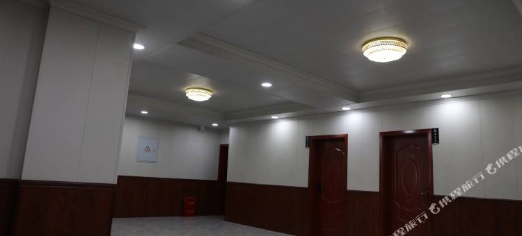 萨嘎新成假日酒店图片