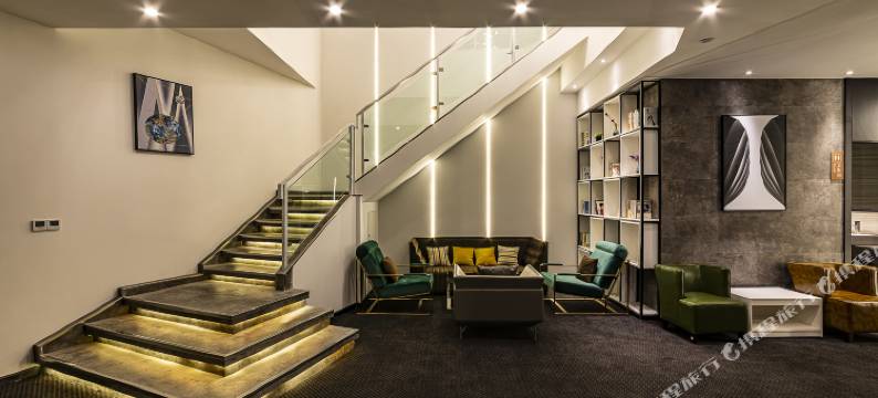 康定郦湾雅布达酒店(情歌广场店)图片