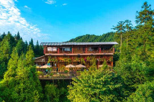 邛崃南宝山香杉楼花园民宿