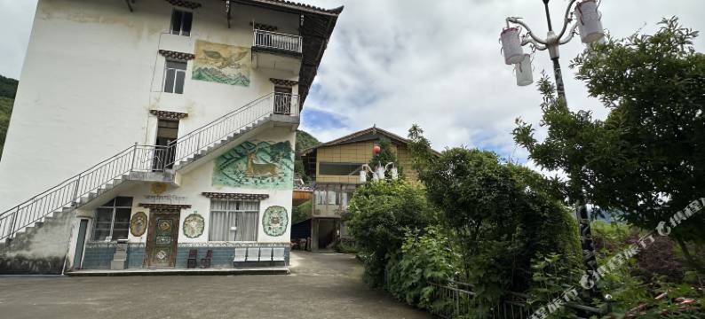 宝兴鸿山鼎大酒店图片