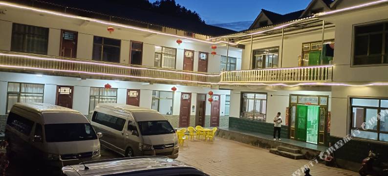 麦积山石窟绿茵阁农家乐图片