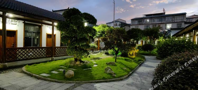 张家界闲山甲居(天门山索道店)图片