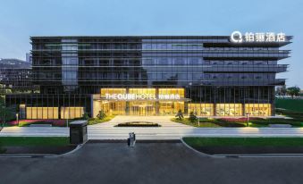 THE QUBE HOTEL Over view