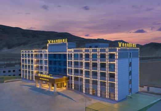 维也纳国际酒店（日土班公湖店）外景图