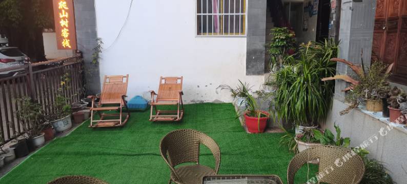 鸡足山爬山树客栈图片