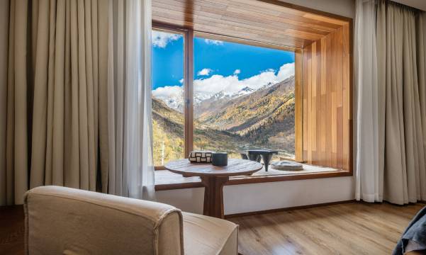 四姑娘山等风来雪山民宿(长坪沟景区长青山寨观景平台店)图片