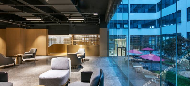 几诺酒店(武汉极地海洋世界宏图大道地铁站店)图片