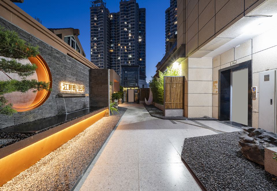 江畔映月民宿外景图