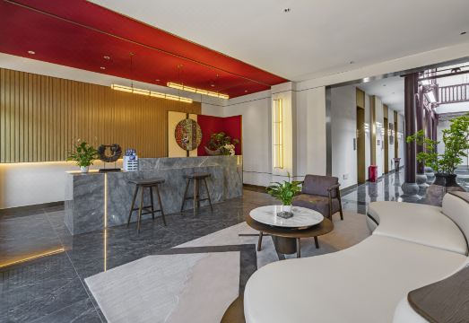 楚雄金色天华酒店（楚雄站彝人古镇店）外景图