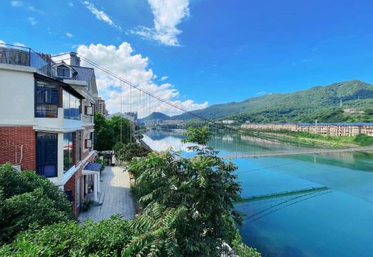 东江湖临江仙·吊桥客栈外景图